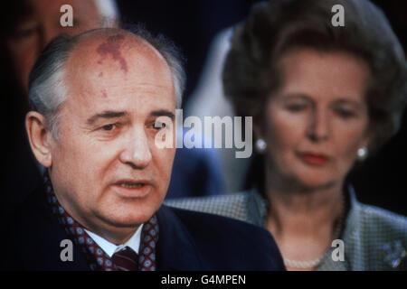 Der sowjetische Staatschef Michail Gorbatschow spricht vor den Gesprächen mit der britischen Premierministerin Margaret Thatcher (r) vor der Downing Street 10. Michail Gorbatschow ist auf einem zweitägigen Besuch. Stockfoto