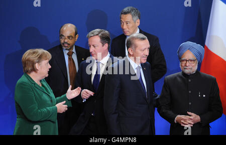 Am ersten Tag des G20-Gipfels in Cannes, Frankreich, unterhält sich der britische Premierminister David Cameron mit Bundeskanzlerin Angela Merkel und anderen Staats- und Regierungschefs der G20, darunter Premierminister Meles Zenawi aus Äthiopien, Premierminister Lee Loong aus Singapur, der türkische Premierminister Recep Tayyip Erdogan und der indische Premierminister Manmohan Singh. Stockfoto