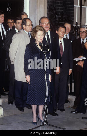 Premierministerin Margaret Thatcher und der neue Bundeskanzler Helmut Kohl (c) bei einer Pressekonferenz vor der Downing Street 10 während des Besuchs der neuen Bundeskanzlerin. Stockfoto