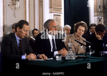 Bundeskanzler Helmut Kohl (c) und Premierministerin Margaret Thatcher (r) halten eine Pressekonferenz in der Downing Street 10 ab, Stockfoto