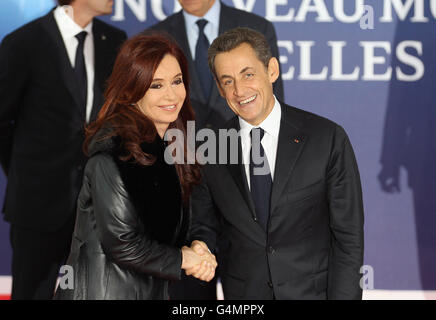 Die argentinische Präsidentin Cristina Fernandez de Kirchner wird vom französischen Präsidenten Nicolas Sarkozy bei der G20 in Cannes, Frankreich, begrüßt. Stockfoto