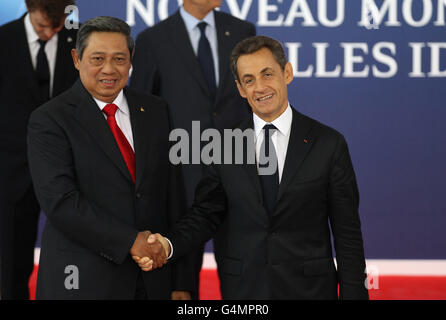 Der indonesische Präsident Susilo Bambang Yudhoyono wird vom französischen Präsidenten Nicolas Sarkozy bei der G20 in Cannes, Frankreich, begrüßt. Stockfoto