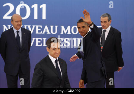 US-Präsident Barack Obama winkt, nachdem er vom französischen Präsidenten Nicolas Sarkozy bei der G20 in Cannes, Frankreich, begrüßt wurde. Stockfoto