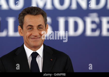 Der französische Präsident Nicolas Sarkozy wartet darauf, die Staatsoberhäupter beim G20-Gipfel in Cannes, Frankreich, zu begrüßen. Stockfoto