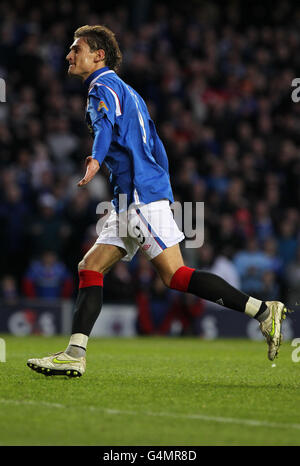 Nikica Jelavic von den Rangers feiert das zweite Tor während des Spiels der Clydesdale Bank Scottish Premier League im Ibrox Stadium, Glasgow. Stockfoto