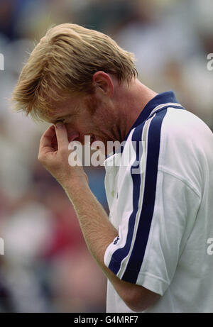 Keine Kommerzielle Nutzung. Der Deutsche Boris Becker reagiert während seines Spiels gegen Miles Maclagan in Wimbledon. Stockfoto