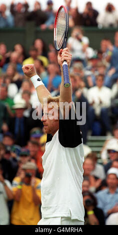 Keine Kommerzielle Nutzung. Deutschlands Boris Becker feiert seinen Sieg gegen Miles Maclagan in Wimbledon. Becker besiegte Maclagan 5-7, 6-7, 6-4, 7-5, 6-2. Stockfoto