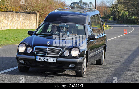 Ein Leichenwagen verlässt den Ort, an dem Gardai und Detektive die Entführung des 29-jährigen Ciaran Noonan am Ort der entdeckten Überreste auf der Dubliner Seite von Trim, Co Meath, untersuchen. Stockfoto