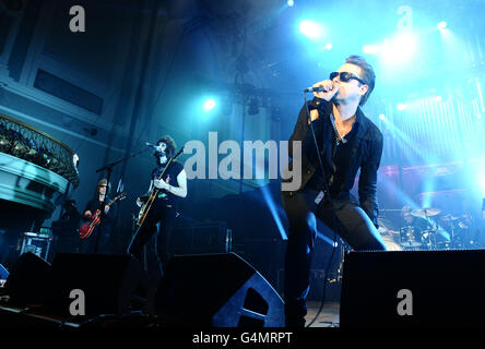 Kasabian treten in der Ulster Hall in Belfast vor den MTV EMA's auf. Stockfoto