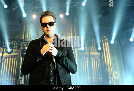 Kasabian treten in der Ulster Hall in Belfast vor den MTV EMA's auf. Stockfoto