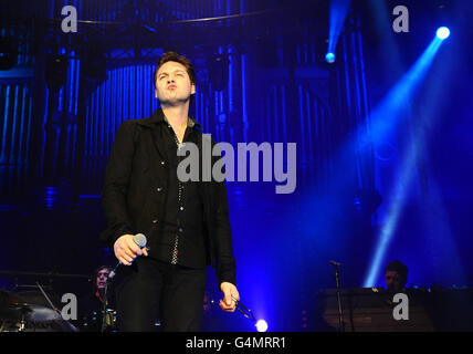 Kasabian treten in der Ulster Hall in Belfast vor den MTV EMA's auf. Stockfoto