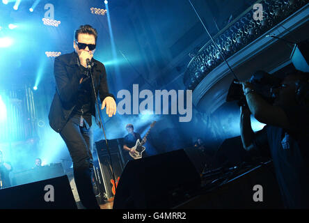 Kasabian Live - Belfast. Kasabian treten in der Ulster Hall in Belfast vor den MTV EMA's auf. Stockfoto