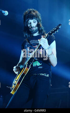 Kasabian treten in der Ulster Hall in Belfast vor den MTV EMA's auf. Stockfoto