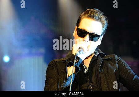 Kasabian treten in der Ulster Hall in Belfast vor den MTV EMA's auf. Stockfoto