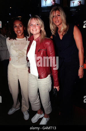 L-R: Danielle Brown (Schwester von 'Scary Spice', Mel B), Spice Girl Emma Bunton ('Baby Spice') und TV-Moderatorin Dani Behr während einer Party im Sound Republic am Leicester Square, London, nach der Eröffnungsnacht des Musicals 'Soul Train'. Stockfoto