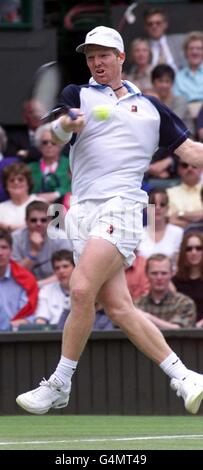 Keine Kommerzielle Nutzung. Der Amerikaner Jim Courier in Aktion während seines Spiels gegen den Spanier Carlos Moya in Wimbledon. Stockfoto