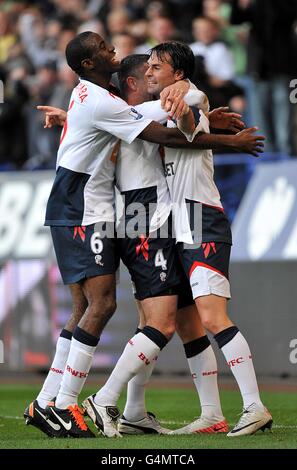 Chris Eagles von Bolton Wanderers (rechts) feiert mit Teamkollegen Paul Robinson (Mitte) und Fabrice Muamba (links), nachdem er den zweiten Platz seines Teams erzielt hatte Ziel Stockfoto