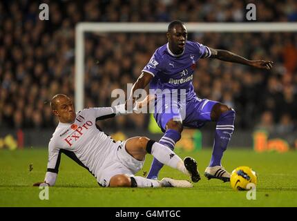 Fußball - Barclays Premier League - Fulham gegen Tottenham Hotspur - Craven Cottage. Fulham's Bobby Zamora (links) und Tottenham Hotspur's Ledley King (rechts) in Aktion Stockfoto