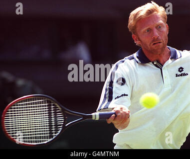 Keine kommerzielle Nutzung. Der Deutsche Boris Becker in Aktion während seines Spiels mit dem Australier Lleyton Hewitt bei den Wimbledon Tennis Championships 1999. Stockfoto