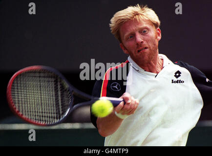 Keine kommerzielle Nutzung. Der Deutsche Boris Becker in Aktion während seines Spiels mit dem Australier Lleyton Hewitt bei den Wimbledon Tennis Championships 1999. Stockfoto