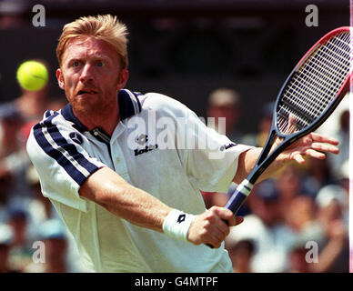 Keine kommerzielle Nutzung. Der deutsche Boris Becker beobachtet den Ball während seines Spiels mit dem Australier Lleyton Hewitt bei den Wimbledon Tennis Championships 1999 genau. Stockfoto