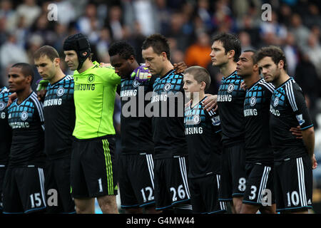 Chelsea's Florent Malouda (links), Branislav Ivanovic (2. Links), Torwart Petr Cech (3. Links), John Mikel Obi, John Terry (5. Rechts), Frank Lampard (3. Rechts), Ashley Cole (2. Rechts) und Juan Mata (rechts) stehen vor dem Anpfiff für die Schweigeminute der Minute Stockfoto