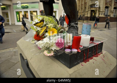 Auf einer Statue von Guy Fawkes im Zentrum von Bridgewater, Somerset, sind florale Tribute zurückgelassen worden, die als Hommage an diejenigen gelegt wurden, die in einem Stapel von 34 Fahrzeugen starben, der sieben Leben kostete und 51 Verletzte hinterließ. Stockfoto