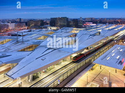 Bahn ÖBB Bahnhof Wien Hauptbahnhof (Hauptbahnhof Wien) in der Nacht und Schnee, mit dem Zug, Österreich, Wien, 11., Wien, Wien Stockfoto