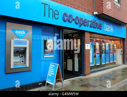 Eine allgemeine Ansicht einer Genossenschaftsbank-Filiale in Derby. Stockfoto