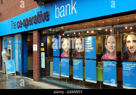 Eine allgemeine Ansicht einer Genossenschaftsbank-Filiale in Derby. Stockfoto