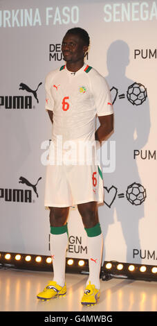 Der senegalesische Khader Mangane während der Präsentation des PUMA African Football Trikots im Design Museum, London. DRÜCKEN SIE VERBANDSFOTO. Bilddatum: Montag, 7. November 2011. Der Bildnachweis sollte lauten: Dominic Lipinski/PA Wire. Stockfoto