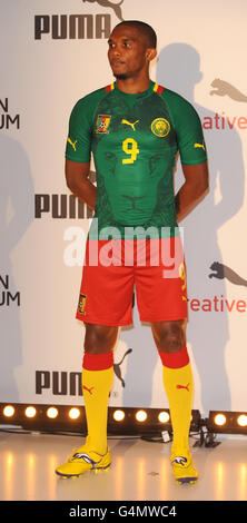 Fußball - PUMA African Football Kit Unvehilling - Design Museum. Samuel Eto'o von Kamerun während der Präsentation des PUMA African Football Trikots im Design Museum, London. Stockfoto