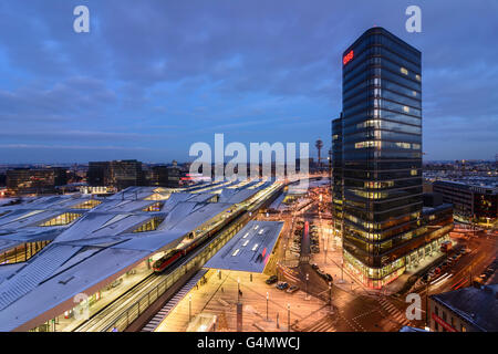 Bahn ÖBB Bahnhof Wien Hauptbahnhof (Hauptbahnhof Wien) in der Nacht und Schnee, mit dem Zug, ÖBB-zentrale, Österreich, Wien, Stockfoto