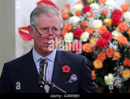 Der Prinz von Wales hält am zweiten Tag einer viertägigen Tour durch das Land eine Rede beim Staatsessen des Präsidenten von Tansania im Staatshaus dar es Salaam, Tansania, Afrika. Stockfoto