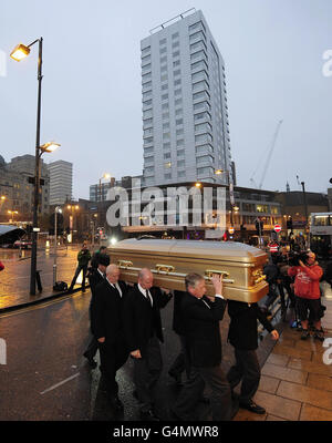 Der goldene Sarg von Sir Jimmy Savile wird in das Queens Hotel in Leeds getragen, wo die Öffentlichkeit die Vergangenheit ablegen und der Rundfunklegende vor seinem morgigen Begräbnis in der Stadt ihren Respekt zollen kann. Stockfoto