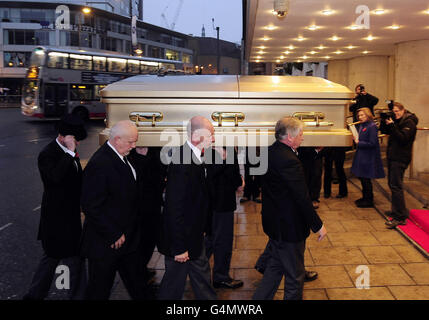 Der goldene Sarg von Sir Jimmy Savile wird in das Queens Hotel in Leeds getragen, wo die Öffentlichkeit die Vergangenheit ablegen und der Rundfunklegende vor seinem morgigen Begräbnis in der Stadt ihren Respekt zollen kann. Stockfoto