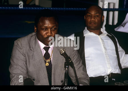 Die Boxer Joe Frazier, Left, und George Foreman, die ehemalige Schwergewichtsweltmeisterin, haben auf einer Pressekonferenz die Veröffentlichung des Videos „Champions Forever“ veröffentlicht, eine Hommage an ihre Karriere im Kampf Stockfoto