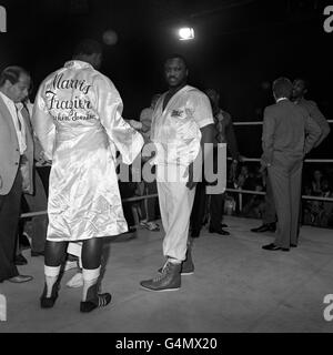 Marvis Frazier, links zurück zur Kamera, mit seinem Vater, dem ehemaligen Schwergewichtsweltmeister Joe Frazier, vor seinem Kampf gegen Fanso Banjo im Alexandra Pavilion, London Stockfoto