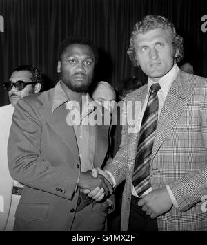 "smokin" Joe Frazier (l) schüttelt sich die Hände mit Joe Bugner (r) bei einer Pressekonferenz vor ihrem Kampf, der am 2. Juli im Earls Court, London, stattfinden wird. Joe Frazier würde weiter gehen, um diesen Kampf auf Punkte nach 12 Runden zu gewinnen. Stockfoto