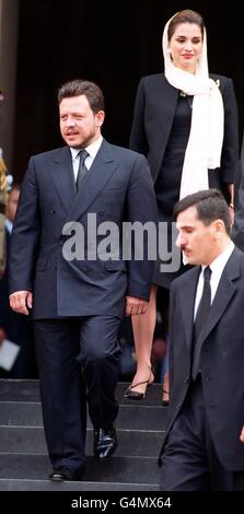 Jordaniens König Abdullah II. (R) und seine Frau Königin Rania verlassen den Gedenkgottesdienst für seinen Vater, den verstorbenen König Hussein von Jordanien, in der St. Pauls Cathedral in London. Mehr als 2,000 Personen nahmen an dem einstündigen Dienst Teil. * ...in Erinnerung an den König, der im Februar 1999 an Krebs starb. Stockfoto