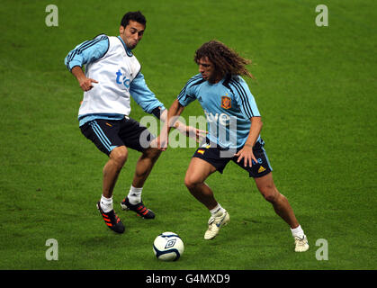 Die Spanier Carles Puyol (rechts) und Sergio Busquets während des Trainings im Wembley Stadium, London. Stockfoto