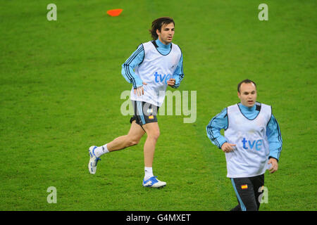 Fußball - International freundlich - England gegen Spanien - Spanien Trainingseinheit - Wembley Stadium. Spaniens Cesc Fabregas und Andres Iniesta während des Trainings Stockfoto