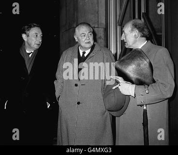 PA News Foto 12/12/67 von links nach rechts: Professor A.J. Ayer, Präsident der British Humanist Association, Lord Francis Williams, ehemaliger Gouverneur der British Broadcasting Corporation und H.J. Blackham, BHA-Direktor verlässt Broadcasting House, Portland Place in London Stockfoto