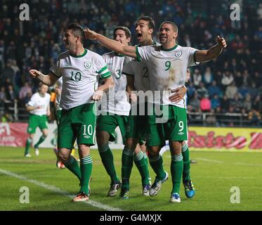 Jonathan Walters (rechts) feiert mit seinen Teamkollegen Nach dem zweiten Tor seines Teams Stockfoto