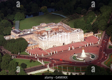 Eine Luftaufnahme des Buckingham Palace, London, zeigt auch das Victoria Memorial (rechts vom Zentrum) und das Palastgelände. * 22/6/98 die jährliche Sommereröffnung des Buckingham Palace für die Öffentlichkeit. Zum ersten Mal dürfen die Besucher in einem Teil des Geländes spazieren gehen, wo exklusive königliche Gartenpartys stattfinden. Die Königin inspizierte diese Woche die laufenden Arbeiten für die achtwöchige Eröffnung und sprach mit den Verantwortlichen der Veranstaltung. Stockfoto