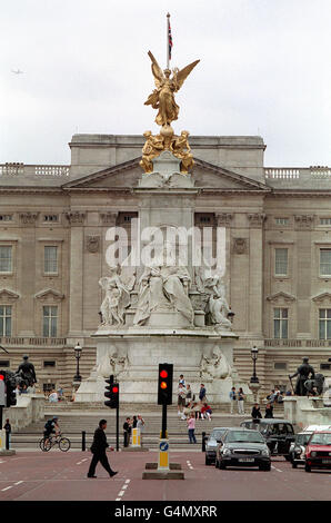 Das Victoria Memorial, von der Mall, vor dem Buckingham Palace, London. Das Denkmal wurde in Erinnerung an Königin Victoria errichtet. Stockfoto