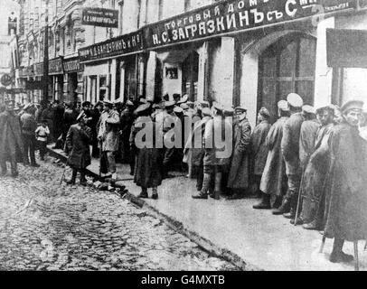 1918 : DIE RUSSISCHE REVOLUTION. Verwundete russische Soldaten warten während des Ersten Weltkriegs in einer Essenswarteschlange in Moskau. Stockfoto