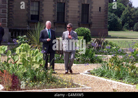 Der Prinz von Wales (R) in den Gärten von Osbourne Haus, auf der Isle of Wight. Der Prinz besuchte das Lieblingshaus von Königin Victoria während eines Tages auf der Insel. Stockfoto