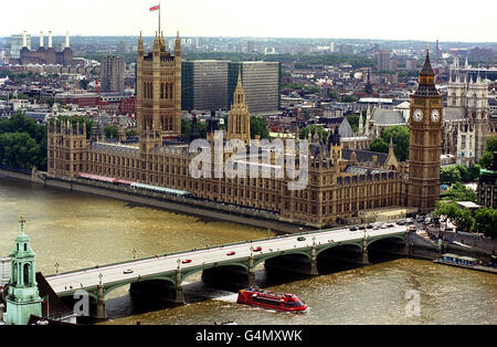 Eine Luftaufnahme der Houses of Parliament von der Südseite der Themse. Ein Flussbus fährt unter der Westminster Bridge hindurch. Das Kraftwerk Battersea ist auf der linken Seite des Bildes zu sehen und Westminster Abbey auf der rechten Seite. Stockfoto