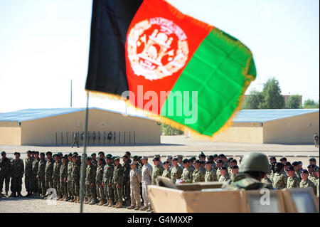 Britische und afghanische Truppen stehen im Camp Shorabak in der Provinz Helmand in Afghanistan Seite an Seite, um das Gedenken erstmals gemeinsam während einer Sonderparade zu markieren. Stockfoto